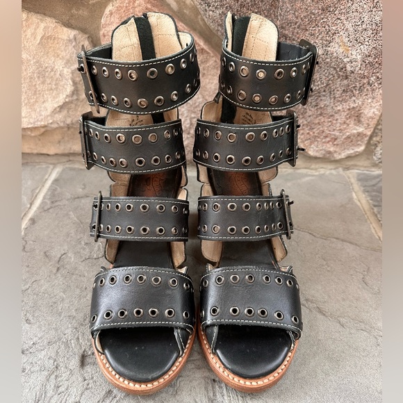 Freebird By Steven Blake Sandals / Boots. Block wooden heel.Leather upper - Picture 8 of 11